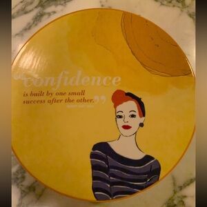 Mary Kay Limited Edition Ceramic Pedestal Cake Stand With “Confidence” Quote